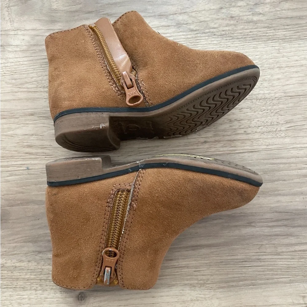 Cat and Jack camel suede boots zippered tiny people on the 5’s